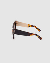 Load image into Gallery viewer, GD0026 Cat-eye sunglasses : Women Sunglasses Multicolor  | GCDS
