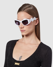Load image into Gallery viewer, GD0023 Geometric sunglasses : Unisex Sunglasses White  | GCDS
